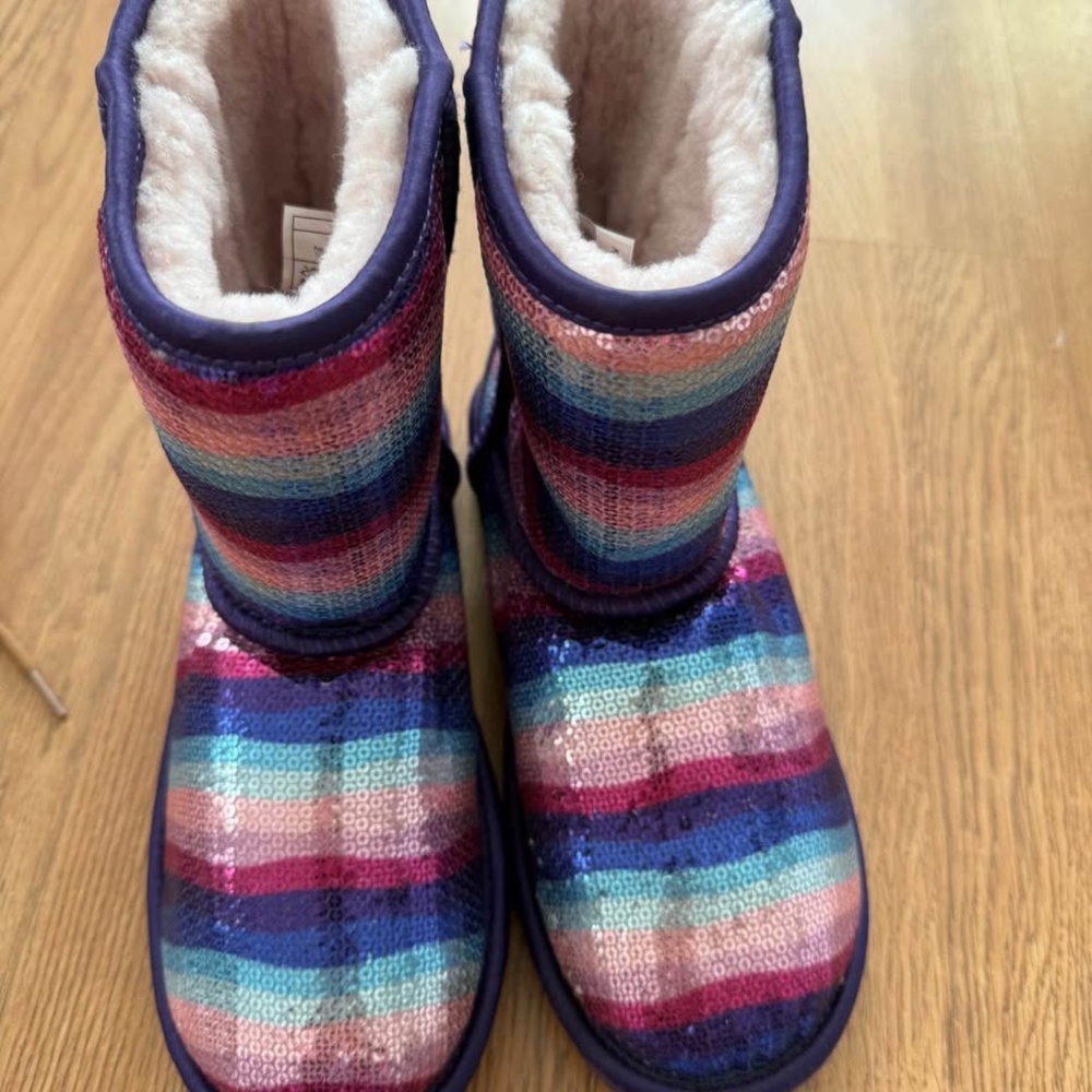 Ugg girls boots size 5 never worn
